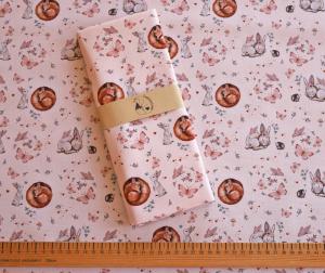 Tissu lapins, papillons and co fond rose poudré