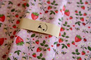Tissu fraises sur fond rose