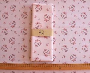 Tissu papillons fond rose poudré